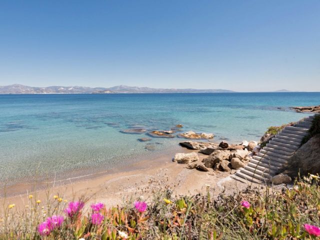 A beautiful sandy beach in front of the vilals