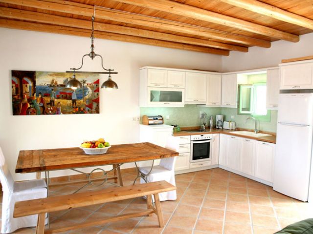 Dining area and fully equipped kitchen